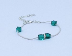 Bracelet vert foncé avec carrés brillants