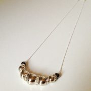 Collier avec perles miroir et grises et entretoises brillantes