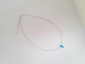 Collier bleu clair - ras le cou fait main