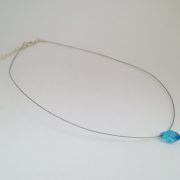 Collier bleu clair avec larme - chic minimaliste