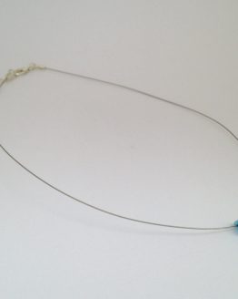 Collier bleu clair avec larme - chic minimaliste