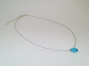 Collier bleu clair avec larme - chic minimaliste