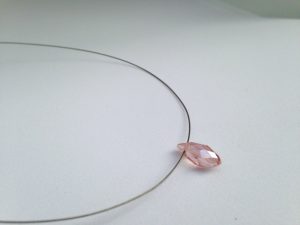 Collier court rose pâle