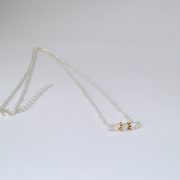 Collier argenté avec 3 toupies transparentes