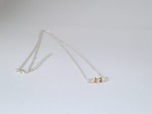 Collier argenté avec 3 toupies transparentes