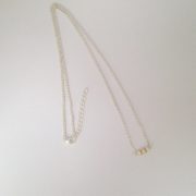 Collier avec toupies transparentes et entretoises or