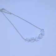 Collier arc-en-ciel avec des cubes en cristal – Image 4