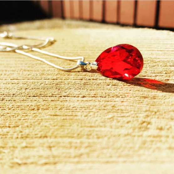 Collier goutte cristal rouge «Ysée»