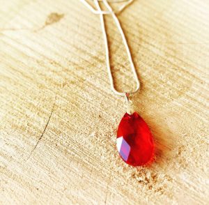 Collier goutte cristal rouge «Ysée»