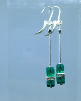 Boucles d’oreilles cube “vert émeraude” Découvrez les magnifiques boucles d'oreilles faites main par la marque Boucle Bel Air, une véritable ode à l'artisanat et à la créativité. Conçues avec passion et minutie par le créateur de bijoux fantaisie Bouc Bel Air, situé près d'Aix en Provence, ces boucles d'oreilles sont le parfait mélange entre élégance et originalité. Les boucles d'oreilles présentent une composition sophistiquée, mettant en valeur chaque détail avec finesse. Elles sont composées d'une chaîne serpent argentée, offrant à la fois solidité et raffinement. Les attaches sécurisées assurent un maintien parfait, vous permettant de les porter en toute confiance tout au long de la journée. Boucles d’oreilles cube “vert émeraude” Le véritable point d'orgue de ces boucles d'oreilles réside dans leurs cubes verts en zircone, évoquant la splendeur et la pureté de l'émeraude. Ces pierres captivantes ajoutent une touche de luxe et de sophistication à votre look, attirant tous les regards avec leur éclat incomparable. Pour compléter l'ensemble, des entretoises argentées cubes avec brillants viennent sublimer l'ensemble, créant un contraste harmonieux et apportant une touche de brillance supplémentaire. Avec une longueur totale de 5 cm (attache comprise) et un poids de seulement 3 g, ces boucles d'oreilles sont à la fois légères et confortables à porter. Boucles d’oreilles cube “vert émeraude” Ces boucles d'oreilles peuvent être assorties d'un bracelet épousant la forme de la même couleur et des mêmes éléments, ainsi que d'un collier présentant les mêmes caractéristiques. Cela vous permet de créer des ensembles coordonnés et harmonieux, parfaitement adaptés à toutes les occasions. En optant pour les boucles d'oreilles de marque Boucle Bel Air, vous choisissez des pièces uniques et originales, créées avec amour et savoir-faire. Leur design intemporel et leur qualité irréprochable en font des accessoires indispensables pour sublimer votre style au quotidien. Offrez-vous ces bijoux d'exception et laissez-vous séduire par leur élégance incomparable.