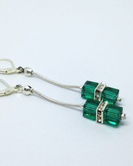 Boucles d’oreilles cube “vert émeraude” Découvrez les magnifiques boucles d'oreilles faites main par la marque Boucle Bel Air, une véritable ode à l'artisanat et à la créativité. Conçues avec passion et minutie par le créateur de bijoux fantaisie Bouc Bel Air, situé près d'Aix en Provence, ces boucles d'oreilles sont le parfait mélange entre élégance et originalité. Les boucles d'oreilles présentent une composition sophistiquée, mettant en valeur chaque détail avec finesse. Elles sont composées d'une chaîne serpent argentée, offrant à la fois solidité et raffinement. Les attaches sécurisées assurent un maintien parfait, vous permettant de les porter en toute confiance tout au long de la journée. Boucles d’oreilles cube “vert émeraude” Le véritable point d'orgue de ces boucles d'oreilles réside dans leurs cubes verts en zircone, évoquant la splendeur et la pureté de l'émeraude. Ces pierres captivantes ajoutent une touche de luxe et de sophistication à votre look, attirant tous les regards avec leur éclat incomparable. Pour compléter l'ensemble, des entretoises argentées cubes avec brillants viennent sublimer l'ensemble, créant un contraste harmonieux et apportant une touche de brillance supplémentaire. Avec une longueur totale de 5 cm (attache comprise) et un poids de seulement 3 g, ces boucles d'oreilles sont à la fois légères et confortables à porter. Boucles d’oreilles cube “vert émeraude” Ces boucles d'oreilles peuvent être assorties d'un bracelet épousant la forme de la même couleur et des mêmes éléments, ainsi que d'un collier présentant les mêmes caractéristiques. Cela vous permet de créer des ensembles coordonnés et harmonieux, parfaitement adaptés à toutes les occasions. En optant pour les boucles d'oreilles de marque Boucle Bel Air, vous choisissez des pièces uniques et originales, créées avec amour et savoir-faire. Leur design intemporel et leur qualité irréprochable en font des accessoires indispensables pour sublimer votre style au quotidien. Offrez-vous ces bijoux d'exception et laissez-vous séduire par leur élégance incomparable.