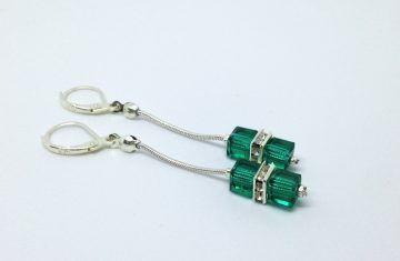 Boucles d’oreilles cube “vert émeraude” Découvrez les magnifiques boucles d'oreilles faites main par la marque Boucle Bel Air, une véritable ode à l'artisanat et à la créativité. Conçues avec passion et minutie par le créateur de bijoux fantaisie Bouc Bel Air, situé près d'Aix en Provence, ces boucles d'oreilles sont le parfait mélange entre élégance et originalité. Les boucles d'oreilles présentent une composition sophistiquée, mettant en valeur chaque détail avec finesse. Elles sont composées d'une chaîne serpent argentée, offrant à la fois solidité et raffinement. Les attaches sécurisées assurent un maintien parfait, vous permettant de les porter en toute confiance tout au long de la journée. Boucles d’oreilles cube “vert émeraude” Le véritable point d'orgue de ces boucles d'oreilles réside dans leurs cubes verts en zircone, évoquant la splendeur et la pureté de l'émeraude. Ces pierres captivantes ajoutent une touche de luxe et de sophistication à votre look, attirant tous les regards avec leur éclat incomparable. Pour compléter l'ensemble, des entretoises argentées cubes avec brillants viennent sublimer l'ensemble, créant un contraste harmonieux et apportant une touche de brillance supplémentaire. Avec une longueur totale de 5 cm (attache comprise) et un poids de seulement 3 g, ces boucles d'oreilles sont à la fois légères et confortables à porter. Boucles d’oreilles cube “vert émeraude” Ces boucles d'oreilles peuvent être assorties d'un bracelet épousant la forme de la même couleur et des mêmes éléments, ainsi que d'un collier présentant les mêmes caractéristiques. Cela vous permet de créer des ensembles coordonnés et harmonieux, parfaitement adaptés à toutes les occasions. En optant pour les boucles d'oreilles de marque Boucle Bel Air, vous choisissez des pièces uniques et originales, créées avec amour et savoir-faire. Leur design intemporel et leur qualité irréprochable en font des accessoires indispensables pour sublimer votre style au quotidien. Offrez-vous ces bijoux d'exception et laissez-vous séduire par leur élégance incomparable.