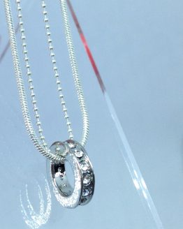 Collier avec brillants à petit budget