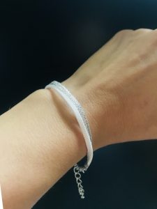 Bracelet brillant blanc et argenté pour l’été