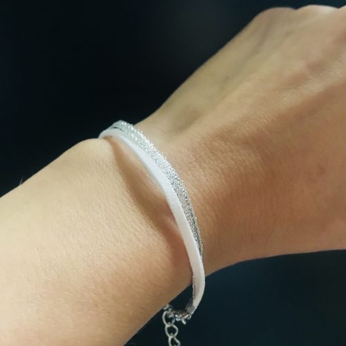 Bracelet brillant blanc et argenté pour l’été