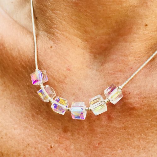 Collier avec cubes arc en ciel