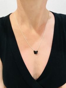 Collier qui a attrapé son papillon noir