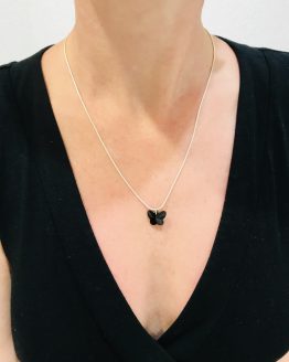 Collier qui a attrapé son papillon noir