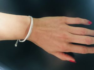 Bracelet brillant blanc et argenté pour l’été