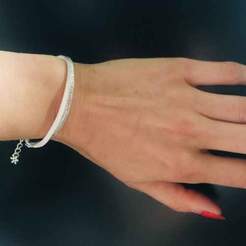 Bracelet brillant blanc et argenté pour l’été