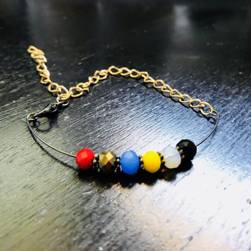 Bracelet coloré de différentes couleurs de l'été 2018