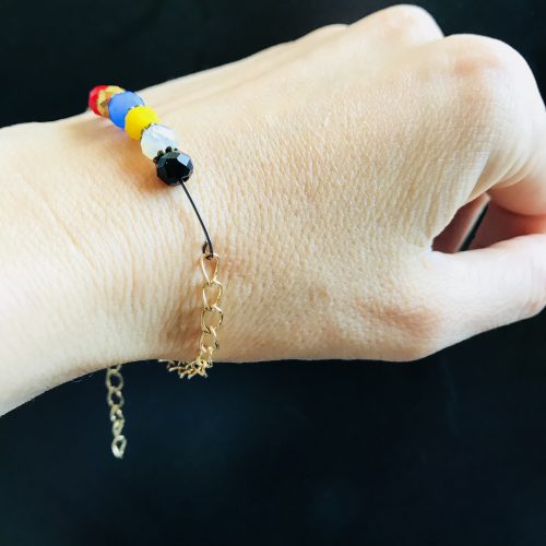 Bracelet coloré de différentes couleurs de l'été 2018