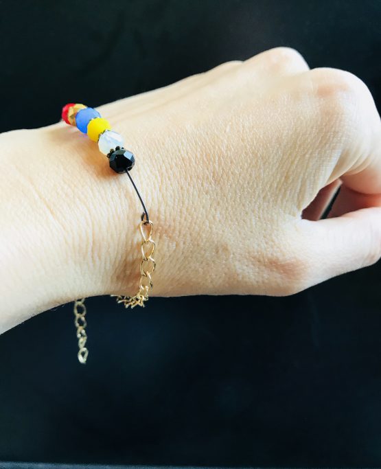 Bracelet coloré de différentes couleurs de l'été 2018