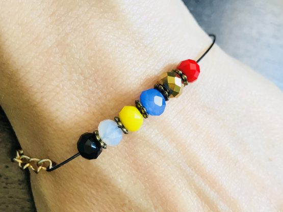 Bracelet coloré de différentes couleurs de l'été 2018