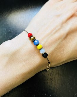 Bracelet coloré de différentes couleurs de l'été 2018