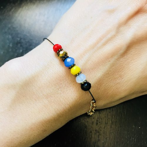Bracelet coloré de différentes couleurs de l'été 2018