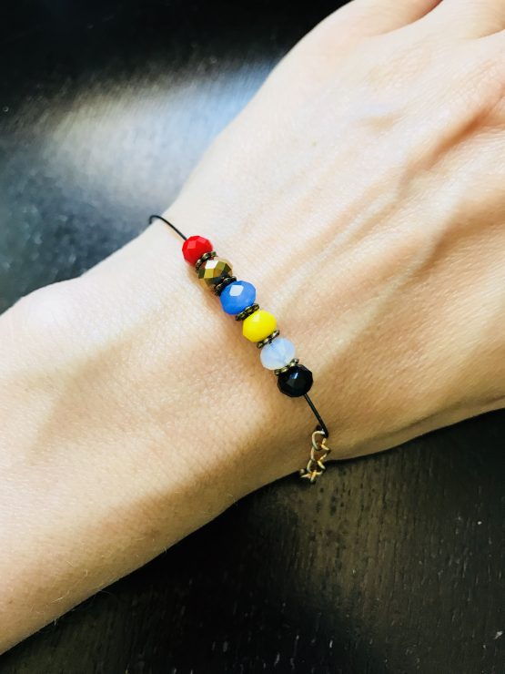 Bracelet coloré de différentes couleurs de l'été 2018