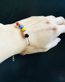 Bracelet coloré de différentes couleurs de l'été 2018
