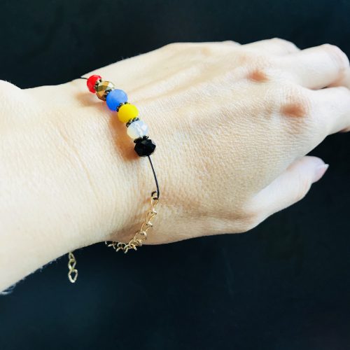 Bracelet coloré de différentes couleurs de l'été 2018