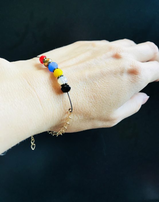 Bracelet coloré de différentes couleurs de l'été 2018