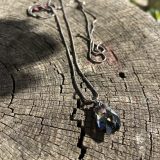 Collier avec larme grise foncée Deeper suspendu sur un collier ajustable gris foncé également. larme Swarovski. Collier nommé Deeper de collection Boucle Bel Air, Crée main par artiste peintre Jana Kuzmi, qui est également poète et créatrice de bijoux fantaisie