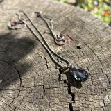 Collier avec larme grise foncée Deeper suspendu sur un collier ajustable gris foncé également. larme Swarovski. Collier nommé Deeper de collection Boucle Bel Air, Crée main par artiste peintre Jana Kuzmi, qui est également poète et créatrice de bijoux fantaisie