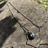 Collier avec larme grise foncée Deeper suspendu sur un collier ajustable gris foncé également. larme Swarovski. Collier nommé Deeper de collection Boucle Bel Air, Crée main par artiste peintre Jana Kuzmi, qui est également poète et créatrice de bijoux fantaisie