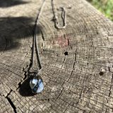 Collier avec larme grise foncée Deeper suspendu sur un collier ajustable gris foncé également. larme Swarovski. Collier nommé Deeper de collection Boucle Bel Air, Crée main par artiste peintre Jana Kuzmi, qui est également poète et créatrice de bijoux fantaisie
