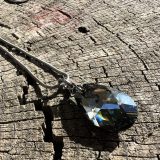 Collier avec larme grise foncée Deeper suspendu sur un collier ajustable gris foncé également. larme Swarovski. Collier nommé Deeper de collection Boucle Bel Air, Crée main par artiste peintre Jana Kuzmi, qui est également poète et créatrice de bijoux fantaisie