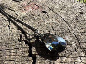 Collier avec larme grise foncée Deeper suspendu sur un collier ajustable gris foncé également. larme Swarovski. Collier nommé Deeper de collection Boucle Bel Air, Crée main par artiste peintre Jana Kuzmi, qui est également poète et créatrice de bijoux fantaisie