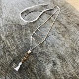 Collier long pompomdida argentee et blanc
