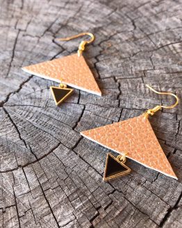 Boucles d’oreilles Triangolini, Boucles d’oreilles Triangolini Les boucles d’oreilles avec les triangles plus grands cuivrés et mini noires avec la finition de couleur dorée. Les triangles sont suspendus Un après l’autre, afin de réaliser une cascade harmonieuse.