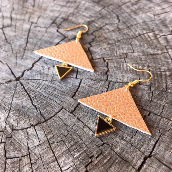 Boucles d’oreilles Triangolini, Boucles d’oreilles Triangolini Les boucles d’oreilles avec les triangles plus grands cuivrés et mini noires avec la finition de couleur dorée. Les triangles sont suspendus Un après l’autre, afin de réaliser une cascade harmonieuse.