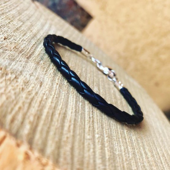 Bracelet noir avec tête de mort