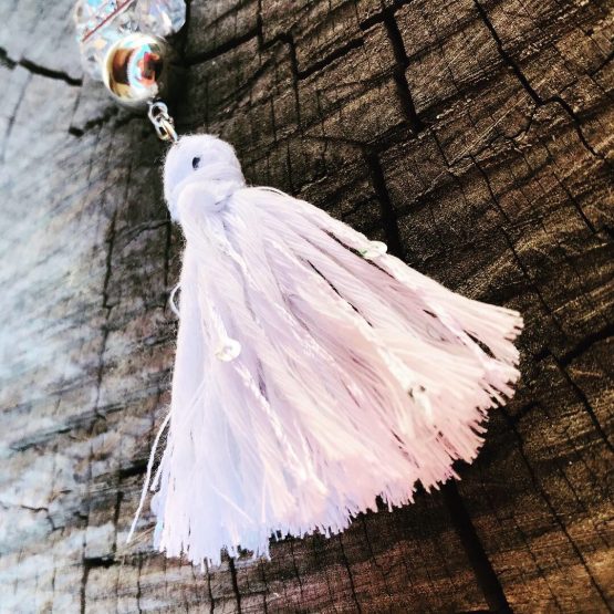 Collier blanc avec pompon