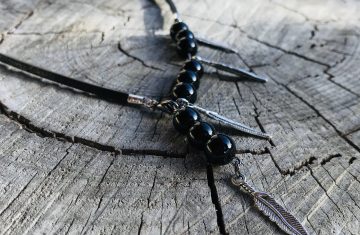 collier noir avec onyx et feuilles