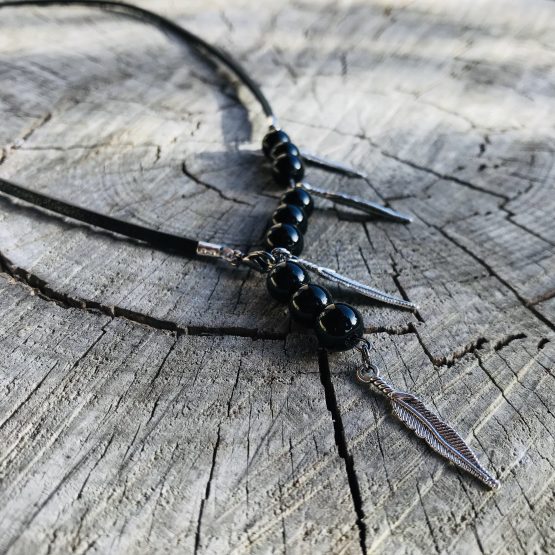 collier noir avec onyx et feuilles