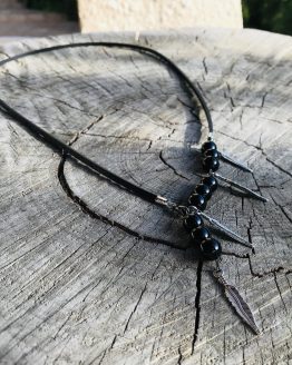 Collier indien noir et argenté avec des plumes