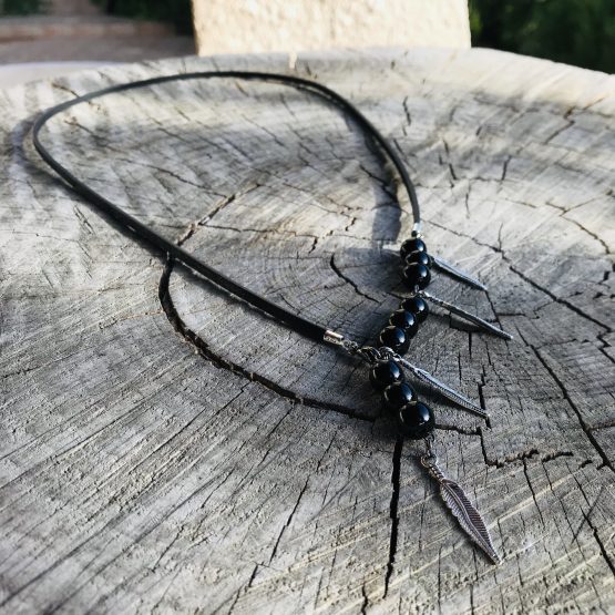 Collier indien noir et argenté avec des plumes