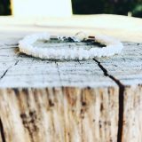 Bracelet blanc brodé avec les perles nacrées
